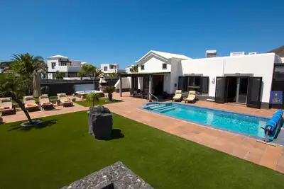 Image de Villa in Playa Blanca - Private Pool, Hot Tub and Air Con