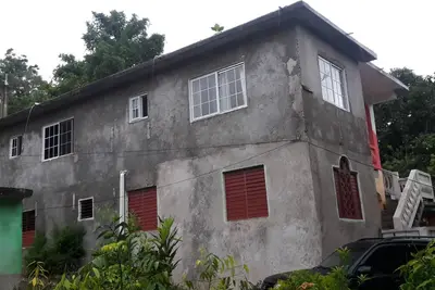 Image de cozy in the hill surrounded by fruit trees, flowers and greenery