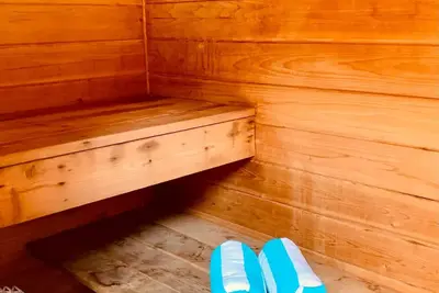 Image de Apartment with Hot Tub and Sauna Near Um/Downtown\n\n