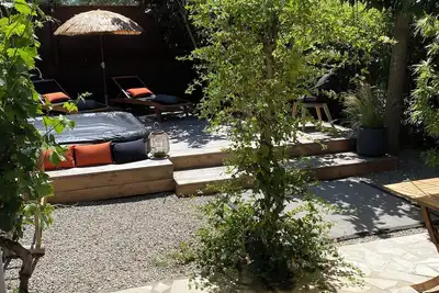 Image de Studio/ appart avec jacuzzi dans propriété de charme ( Bain à remous)