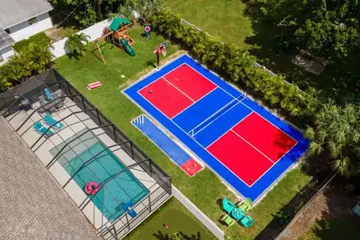 Image de Pickleball, Axe Throwing, Mini-Golf, Bowling, Img