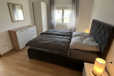 Image de Gemütlicher Bungalow im Grünen Gelegen und nur 2 km zum Zentrum Entfernt