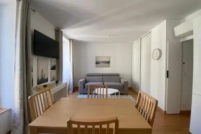 Image de Détendez vous dans cet appartement 2 pièces calme élégant rénové entièrement.