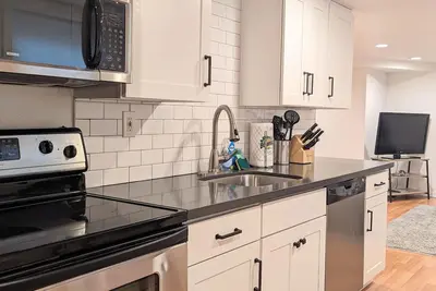 Image de 2br in heart of Seattle, close to Downtown & Uw. Parking on site!