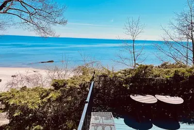 Image de Enjoy this beautiful home with breathtaking views of Lake Erie!
