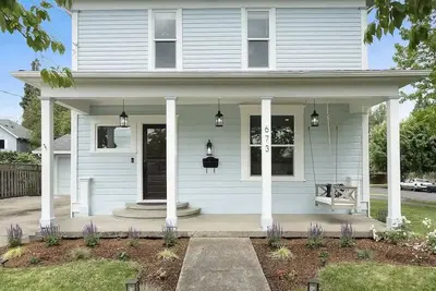 Image de Vintage House on Main St\n\n