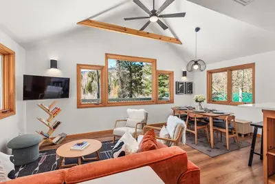 Image de Riverside Retreat | Redstone’s Refined Hideaway