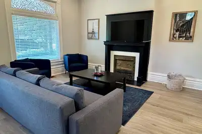 Image de ! ! New Listing! ! Stylish Vintage Home in City Park-Rino