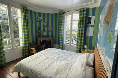 Image de 6 bedroom detached family home with large garden 10 minutes from Paris