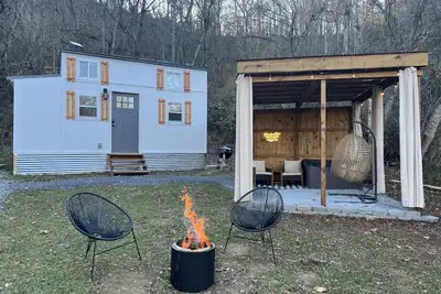 Image de Tiny home with hot tub and starlink