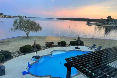 Image de Private Lakeside Resort with Unobstructed views of Lake Conroe.