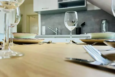 Image de Modern Wohnen mit Smarttv, Arbeitsplatz und Küche