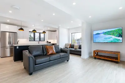 Image de Cozy Modern Cottage - Walking distance to 5 beach access points