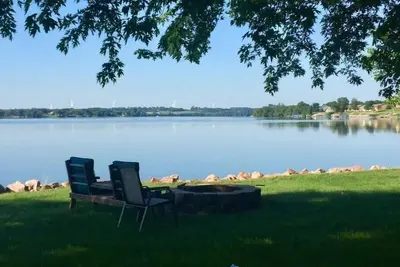 Image de Escape to this peaceful lakefront getaway on Lake Hendricks