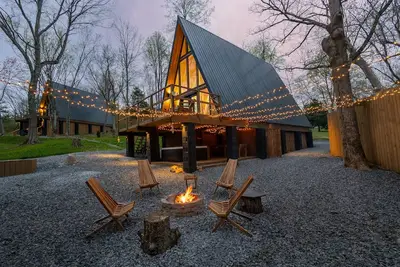 Image de Freya's Cabin peaceful Aframe with hot tub & sauna 15 min to the national park!