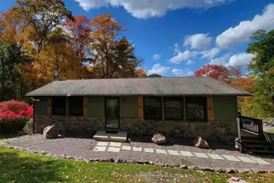 Image de Wisp-ering Hideaway: 5 min to Wisp, covered hot tub, 2 firepits, Dogs, Arcade!