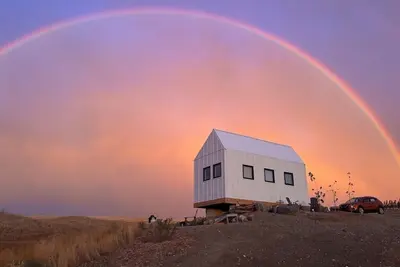 Image de Hidden Haven Tiny House 2. 0. Wide open spaces for humans and dogs!