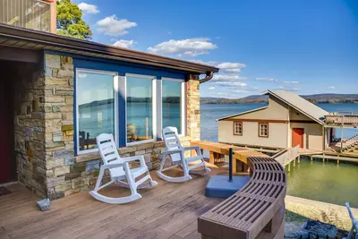 Image de Luxurious Lakefront Paradise in Scottsboro w/ Dock
