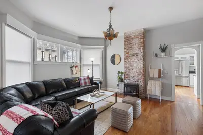 Image de Spacious Historic Manor W/ Modern aesthetics. Best Location: Walk to Blackstone