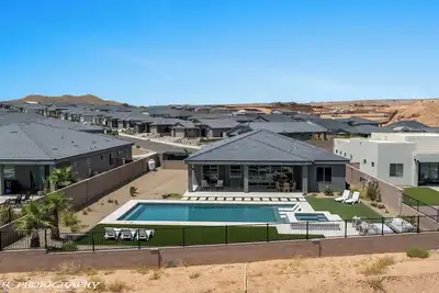 Image de Mountains and Saltwater Pool