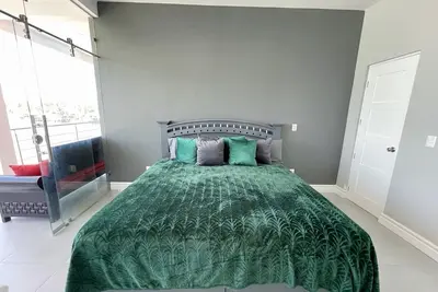 Image de Modern Lakeside Retreat: Beach Access, All-White Tile, & Stylish Décor