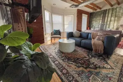 Image de Historic Haven Hideaway California King Bed\n\n