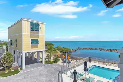 Image de Ocean Waves Below Your Balcony Stunning 2br/2ba! Min 28-Day Reservation Required