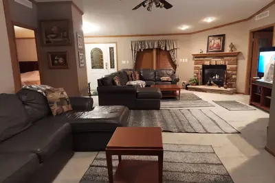 Image de Large home to gather with friends and family. 4 min from Devils Lake State Park