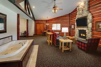 Image de Johnston Retreat: Enjoy On-site Bearly's Bar in Our Rustic-Themed Stay, Parking