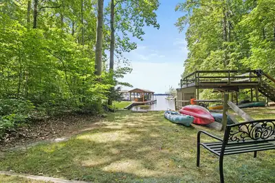 Image de Lakeside Haven: Spacious Retreat with Stunning Views and Family Fun