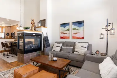 Image de Mustang Ridge Retreat - Ski-in Ski-out condo