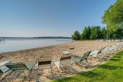 Image de Summer fun Northern Michigan! 2 bedroom, 2 bath. Pool and private beach access