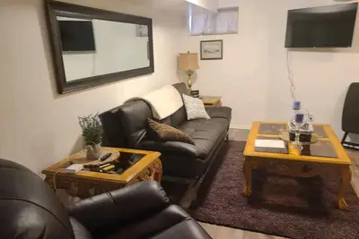 Image de Private basement studio apt. \n