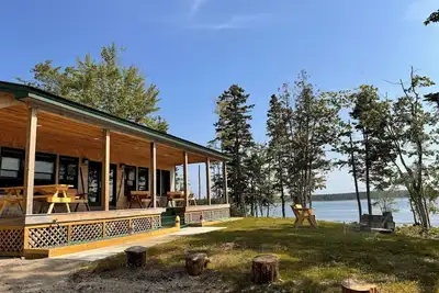 Image de Shoreline solitude, newly built, nestled between evergreens and Pigeon Hill Bay