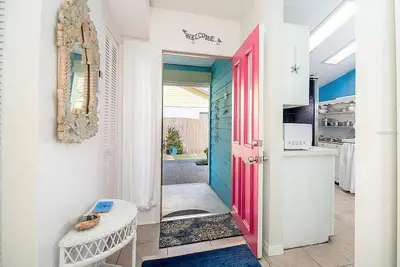 Image de Charming Vintage Haven- Sponge Docks and Beaches Nearby!