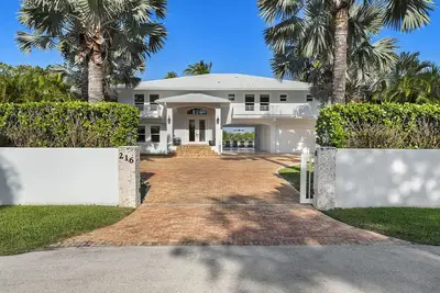 Image de Spectacular 4 bedroom 4 1/2 bath villa on Tavernier Creek in Florida Keys.