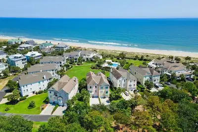 Image de This villa offers stunning views of the ocean and the calming sound of the waves