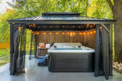 Image de Cozy Lakeside Retreat - Private Hot Tub, Bbq Patio & Fireplace