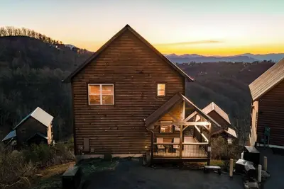 Image de Above the Smoke - Breathtaking mountain views from the comfort of your hot tub!