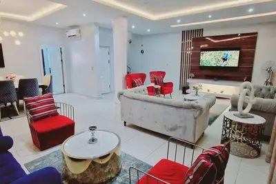 Image de Luxury 3-Bed house in gated estate with pool Lekki