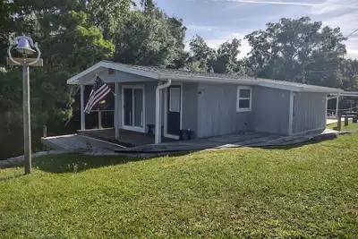 Image de River front on the canal. Dock your boat at your deck porch.