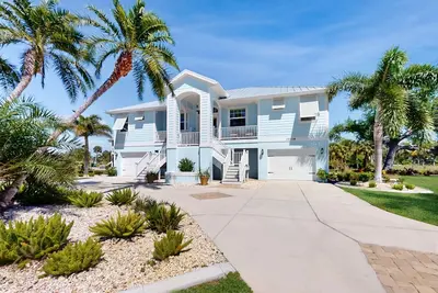 Image de Canal-side monthly rental with private dock, heated pool, kayaks, & beach access