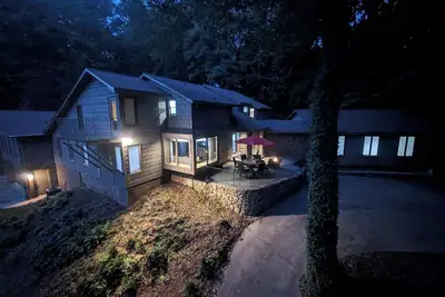 Image de Windsor Place in Shelby- Great for large groups, Pool, hot tub.