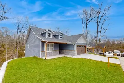 Brand-new, dog-friendly home among the treetops with great deck & location