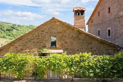 Image de Maison en pierre finement meublée, parfaite pour 4 personnes. Espace extérieur clôturé équipé de meu