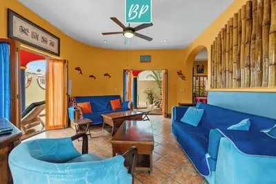 Image de Golden Zone 5 Blocks to Beach - Groundfloor w Pool