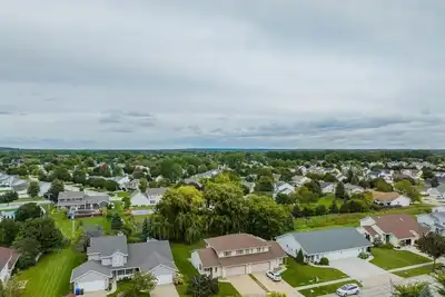 Image de -Modern Townhouse -A Short Drive to the Draft!