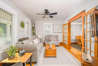 Image de -Spacious Downtown Character Home 4 bedroom 3 bath
