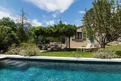 Maison avec piscine au cœur de la nature. Vue sur les aiguilles de Bavella