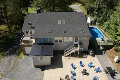 Image de 12 Bedroom Waterfront Cabins Pool Theater Game Room